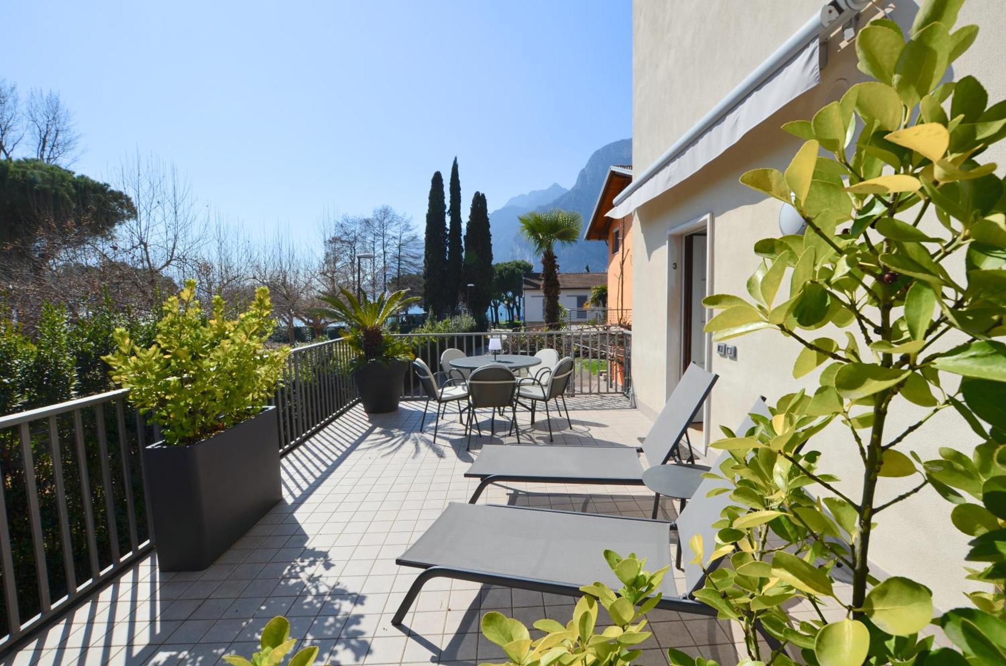 Villa Phoenix - Lake Apartments Riva del Garda Habitación foto